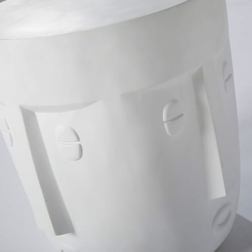 Muebles Mesas auxiliares | Mesa auxiliar rostro de fibra de vidrio esculpido de color blanco - VU69017