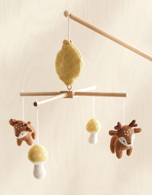 Mobile musical bébé cerf et champignons en coton tricoté multicolore (Maisons du Monde) - Couverture