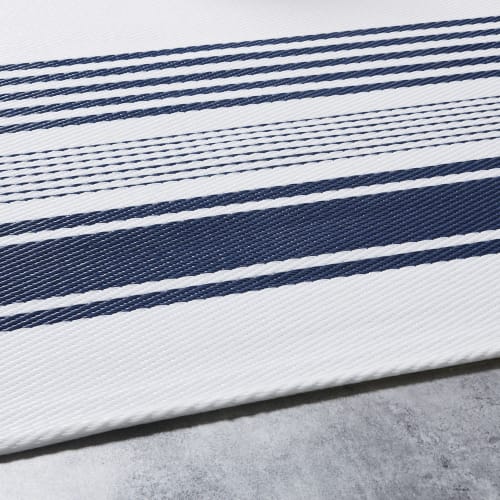 Outdoor Teppich Ecrufarben Mit Blauem Streifenmuster 180x270 Pila
