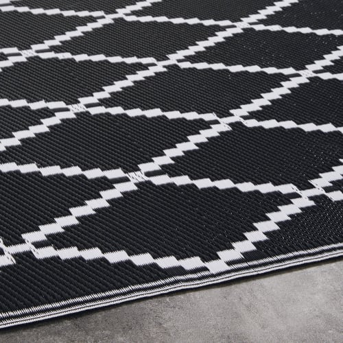 Outdoor Teppich Mit Schwarzen Und Weissen Geometrischen Motiven 120x180 Losia Maisons Du Monde