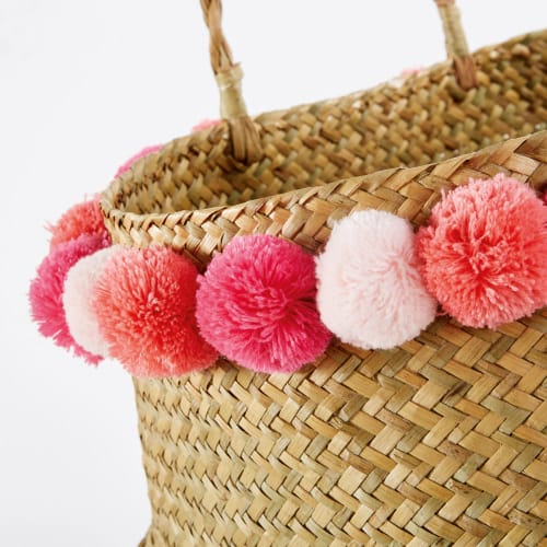 Panier Thailandais En Fibre Vegetale A Pompons Bucolique Maisons Du Monde