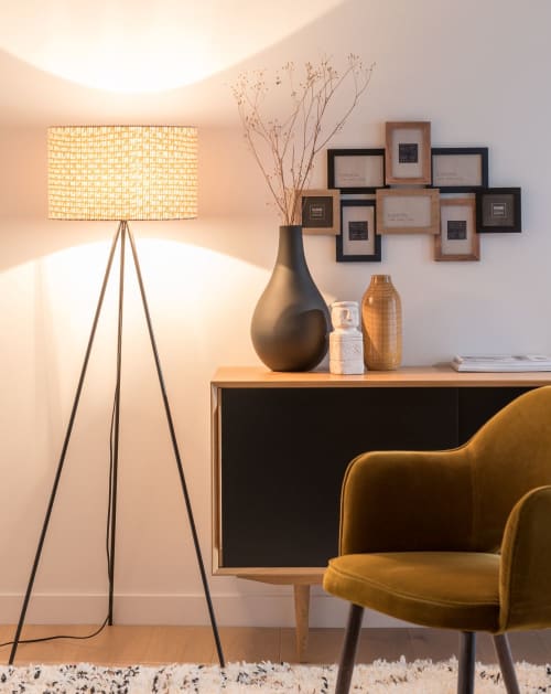 Piantana su treppiede in metallo nero e paralume con motivi, 143 cm | Maisons du Monde Piantana su treppiede in metallo nero e paralume con motivi, 143 cm | Maisons du Monde