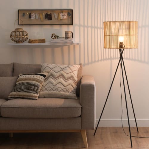 Piantana su treppiede in metallo nero e paralume in rattan, h 137 cm Piantana su treppiede in metallo nero e paralume in rattan, h 137 cm