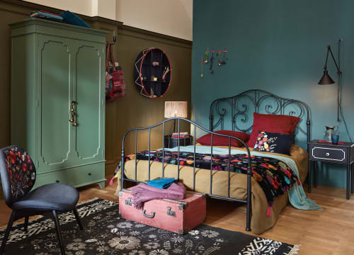 poltrona nera con ricami floreali colorati maisons du monde