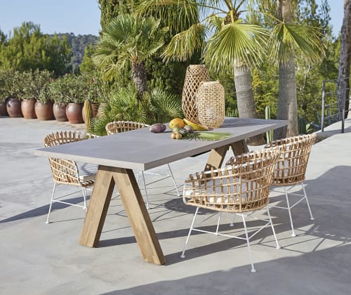 Runder Gartentisch aus Verbundmaterial in BetonOptik und massivem