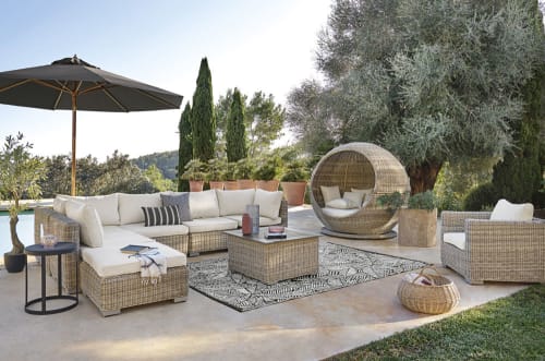 Rundes Gartenbett aus Harzgeflecht mit ecrufarbenen Kissen Sardaigne