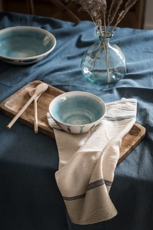 Tischkultur Etagere und Obstschale | Salatschüssel aus Fayence, weiß und blau mit aufgedruckten Fischen - UR21117