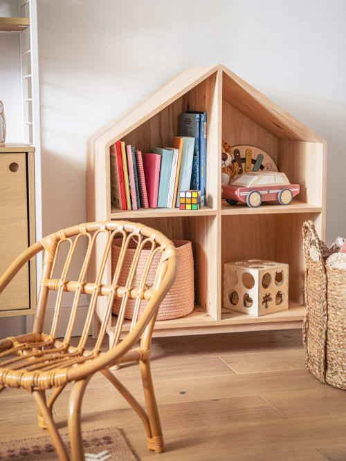 Libreria per bambini a forma di casa rosa e bianca Bucolique
