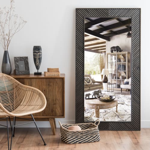 Spiegel mit Rahmen aus dunklem, geschnitztem Mangoholz 85x160