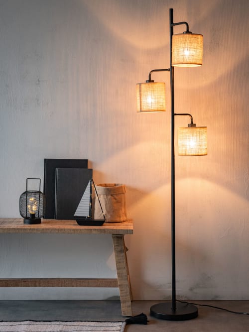 Stehlampe aus schwarzem Metall und 3 Lampenschirmen aus beigem Leinen