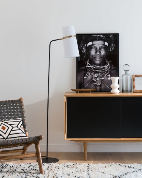 Stehlampe mit schwarzem Metallfuß und elfenbeinfarbenem Lampenschirm