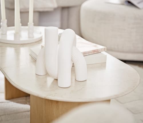 Tavolino basso in marmo bianco effetto travertino e legno massello di mango  | Maisons du Monde