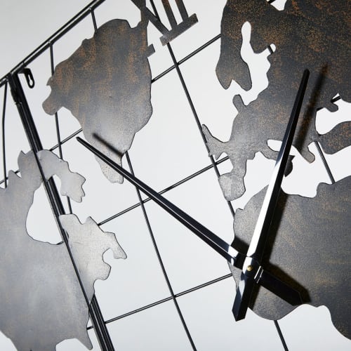 Dekoration Uhren und Wecker | Uhr mit Weltkarte aus schwarzem Metall in Used-Optik, 141x80cm - AO73183