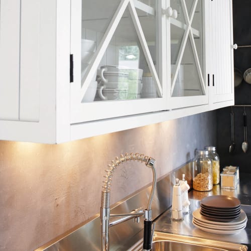 Verglaster Küchenoberschrank aus Holz, B120, weiß Newport | Maisons du