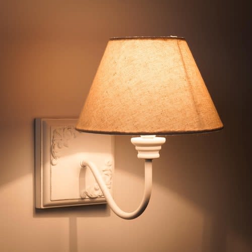 Wandlampe in geweißter Optik mit ecrufarbenem Lampenschirm Viviane