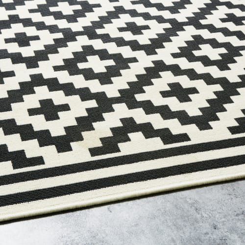 Woven Polypropylene Outdoor Rug With Black And White Graphic Print 120x180 Zaria Maisons Du Monde Woven Polypropylene Outdoor Rug With, Polypropylene Outdoor Carpet