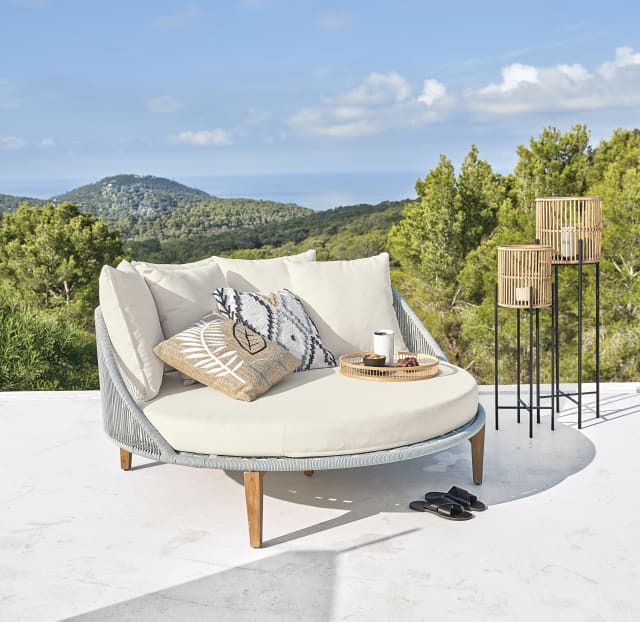 Comment nettoyer des coussins de salon de jardin ? Maisons du Monde