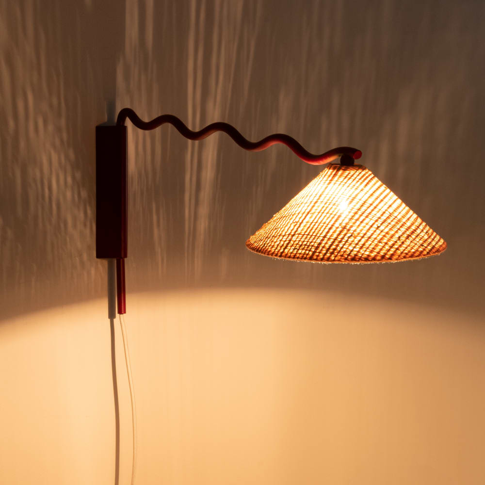 Applique en métal rouge et abat-jour en raphia - Maisons du Monde