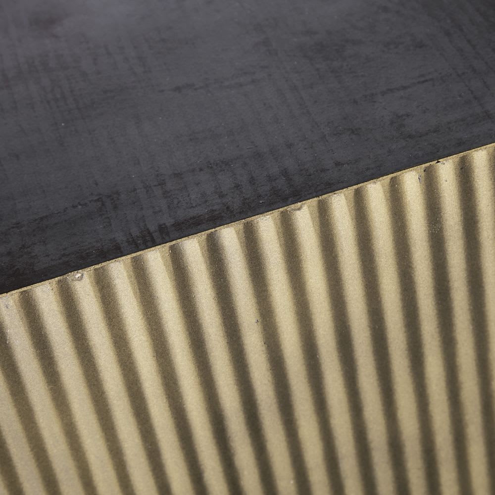 Couchtisch aus gewelltem Metall, messingfarben und schwarz -