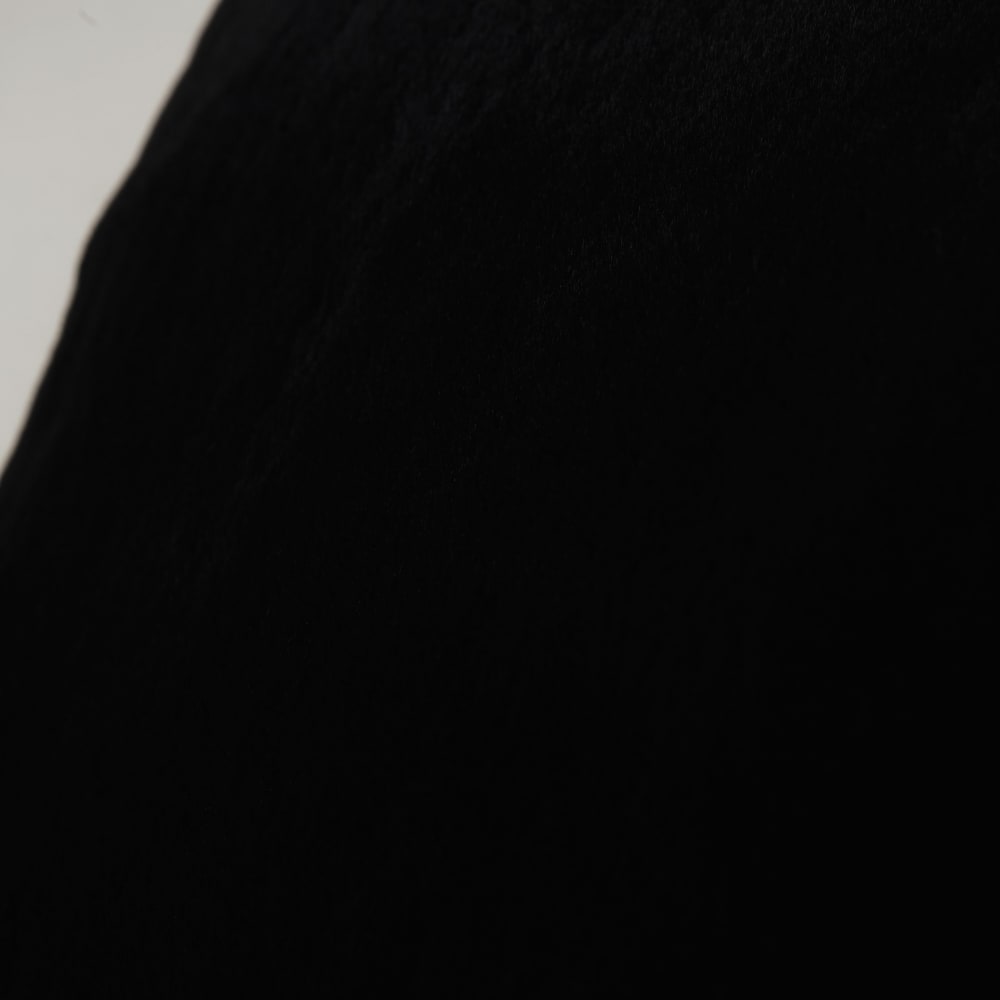 Coussin imitation fourrure noire 45x45 — vue 3