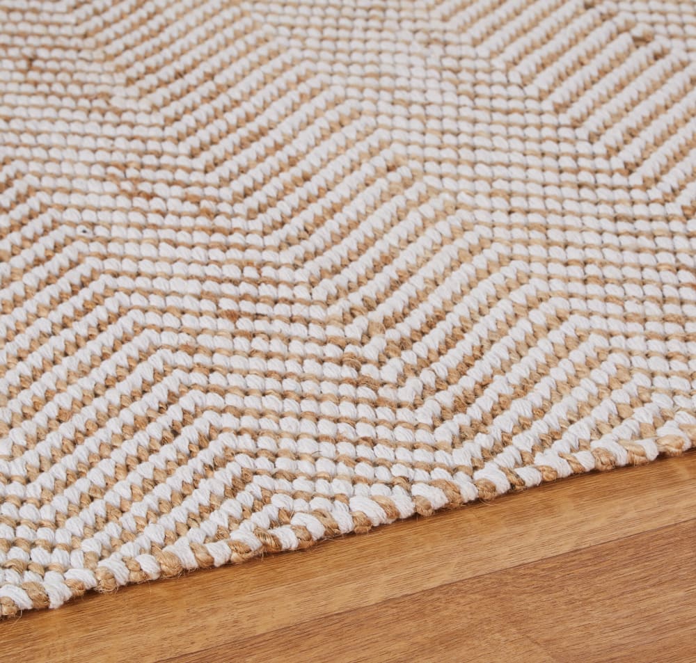 Handgewebter Teppich aus recycelter Baumwolle und Jute, beige und
