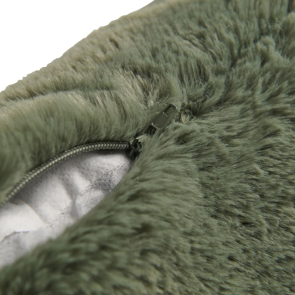 Housse de coussin imitation fourrure vert sauge 40x40 — vue 3