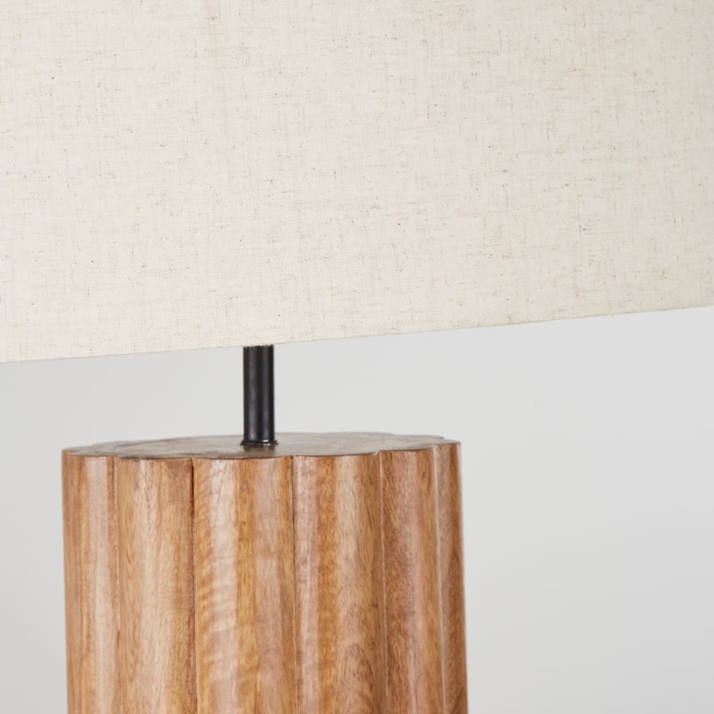 Lampadaire en bois de manguier sculpté et abat-jour en coton et lin H151 - Maisons du Monde