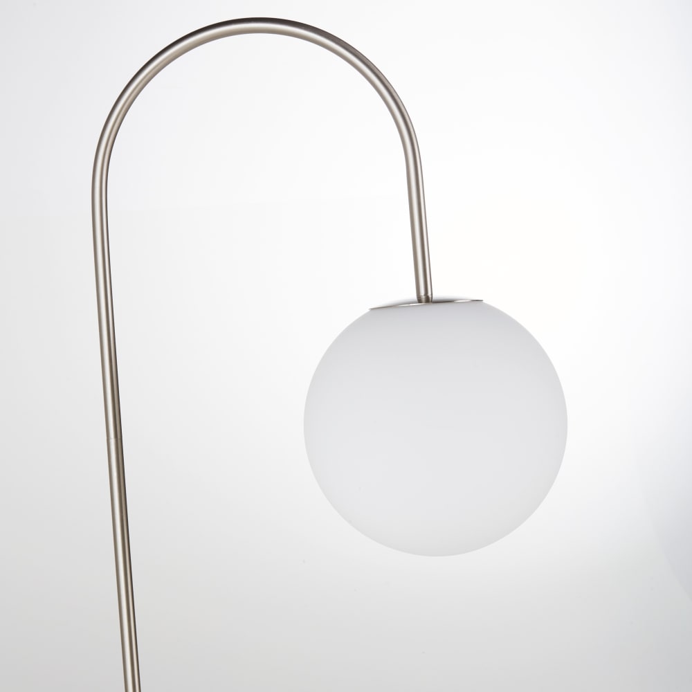 Lampadaire en métal chromé et globe opaque H182 - Maisons du Monde