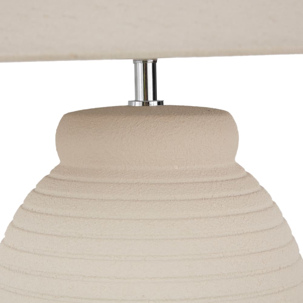 Lampe aus geriffelter Keramik mit Stoffschirm, beige - Maisons Du
