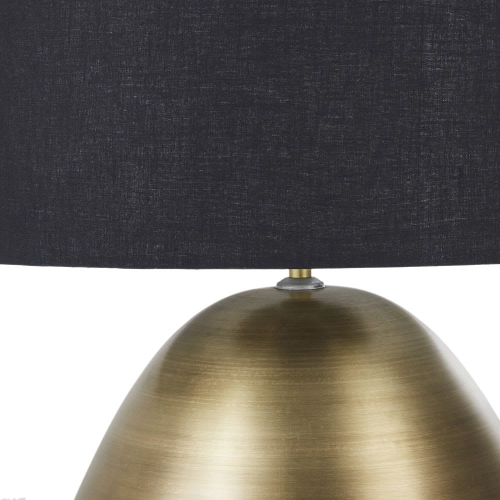 Lampe aus goldfarbenem Metall mit Lampenschirm aus schwarzer