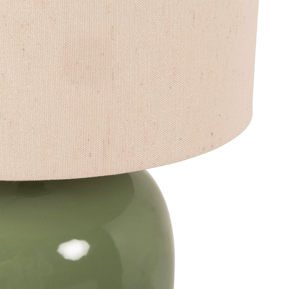 Lampe aus Keramik mit Lampenschirm aus recyceltem Polyester, grün