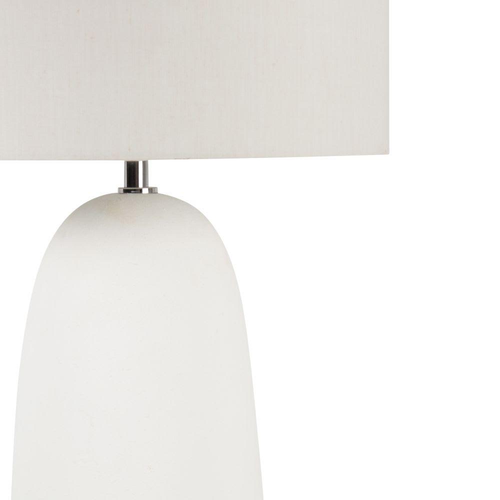 Lampe aus weißer Keramik mit Lampenschirm aus recycelter