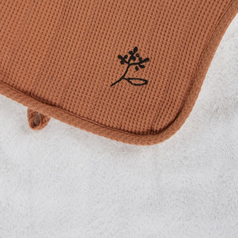 Matelas à langer bébé de voyage en coton biologique marron, noir et blanc (Maisons du Monde) - Image 2