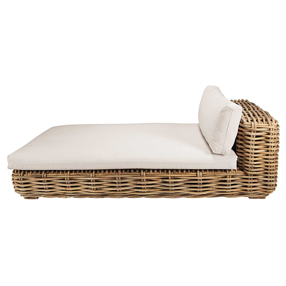 Moduleerbare loungebank van rotan met ecrukleurige kussens -