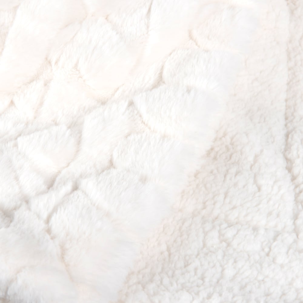 Plaid imitation fourrure motif cœur en jacquard ecru 230x150 - Maisons du Monde