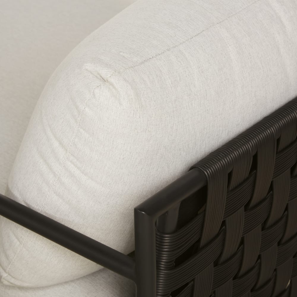 Salon de jardin 4 places en acier et résine tressée noire et coussins en polyester recyclé écrus — vue 4