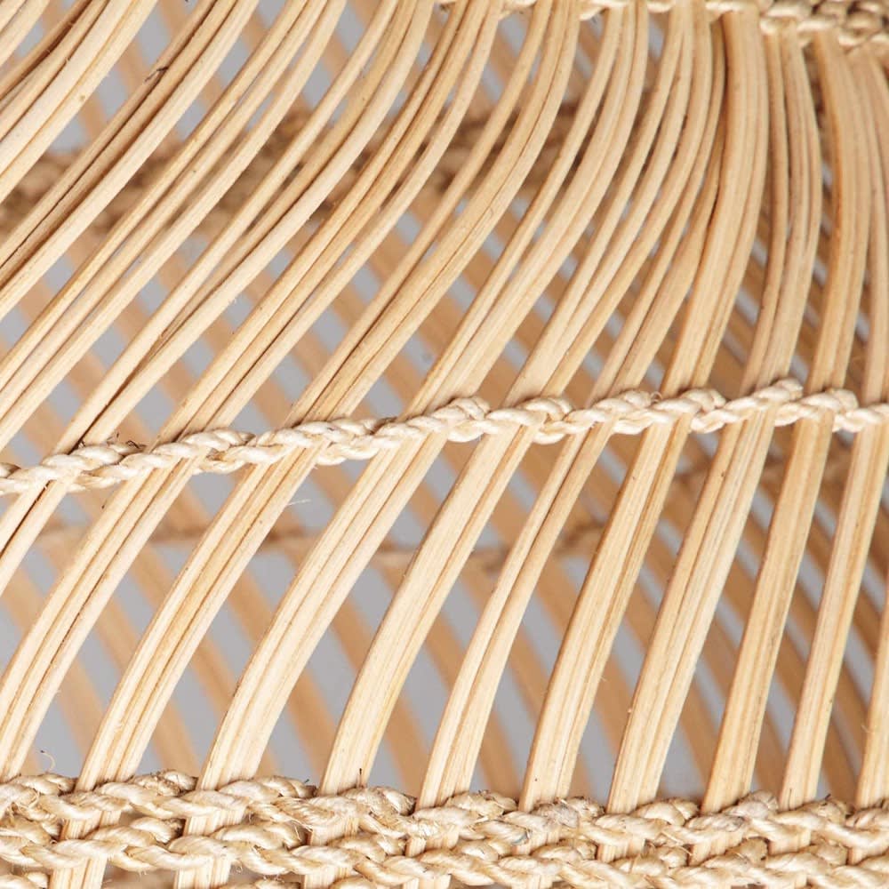 Staande lamp van gevlochten rotan en zwart staal, hoogte 191 cm.