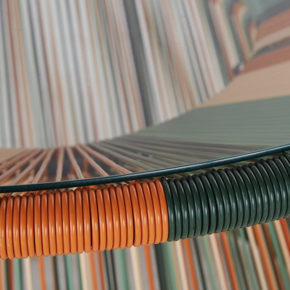 Table à dîner de jardin ronde professionnelle 4 personnes en résine recyclée multicolore et verre trempé