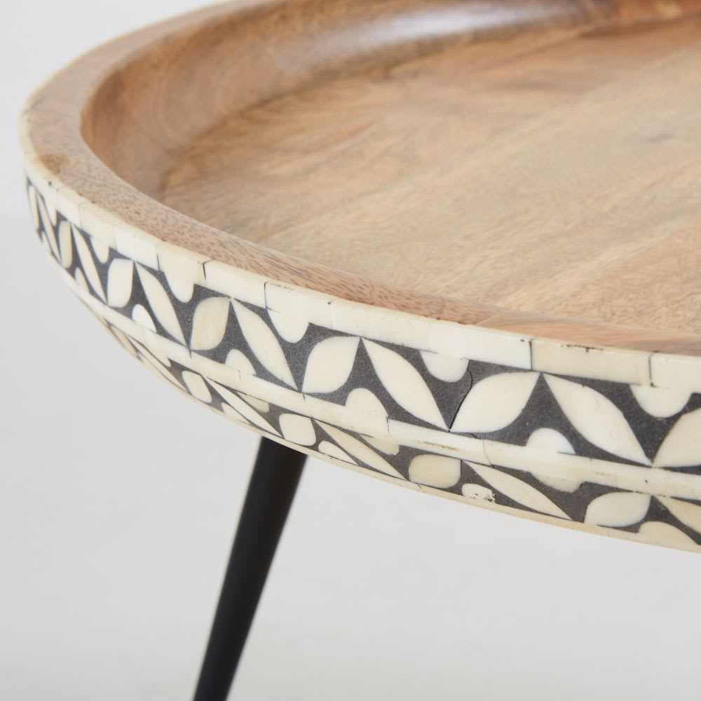 Table basse ronde en manguier massif sculpté et métal noir D71 - Maisons du Monde