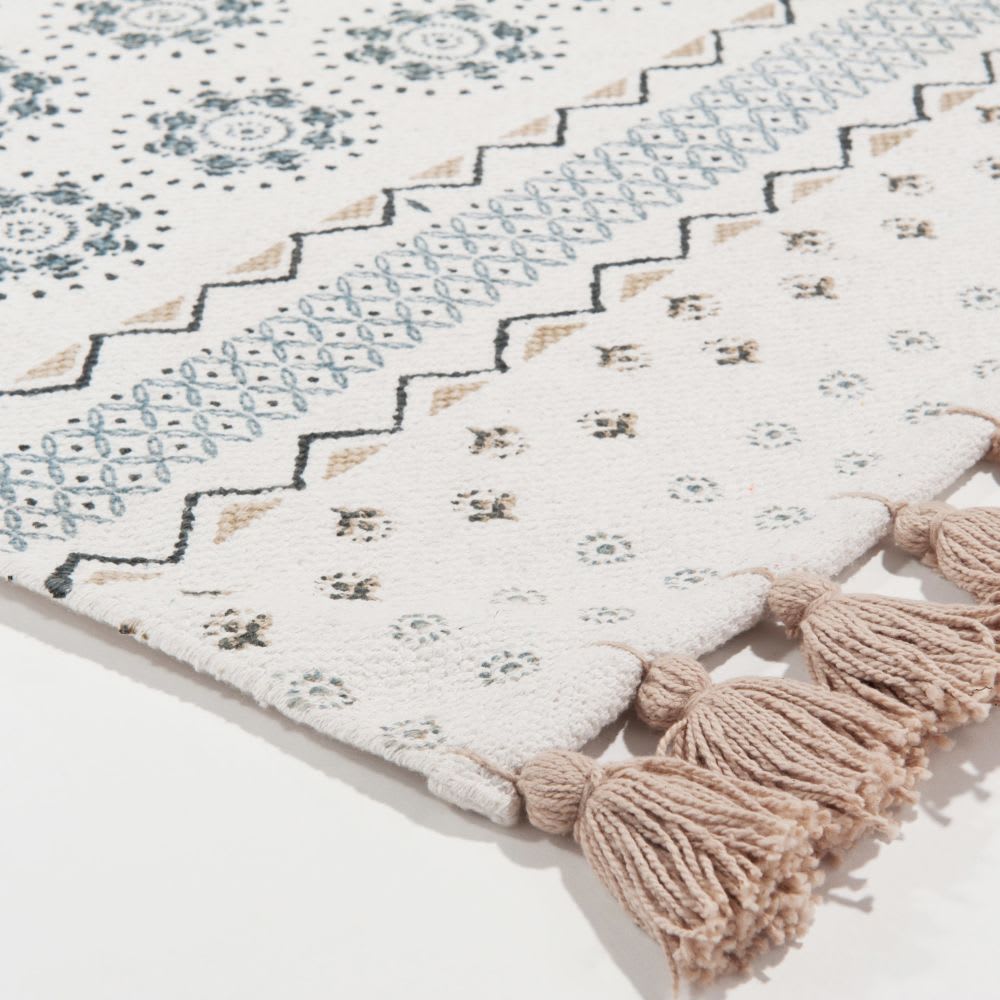 Tapis en coton recyclé blanc motifs bleus à pompons 90x150 - Maisons du Monde