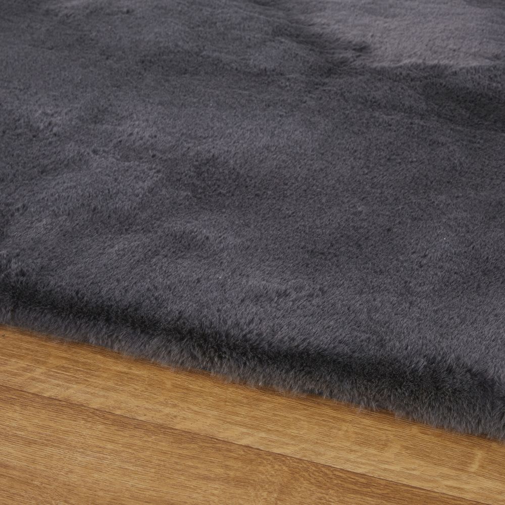 Tapis shaggy imitation fourrure gris anthracite 160x230 - Maisons du Monde