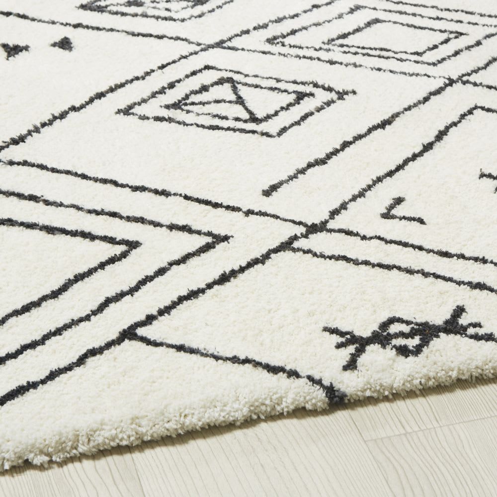Tapis tufté écru motifs graphiques noirs, 140x200 cm — vue 3