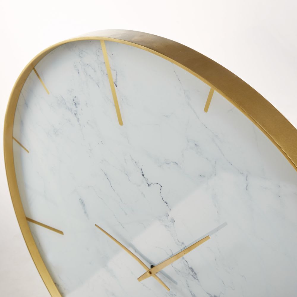 Uhr aus goldfarbenem Metall und bedrucktem Glas mit Marmoreffekt,