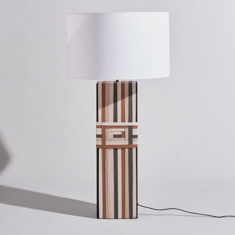 Beige und braune geflochtene Stehlampe mit cremefarbenem Lampenschirm aus Baumwolle und Leinen, H142 Marsin