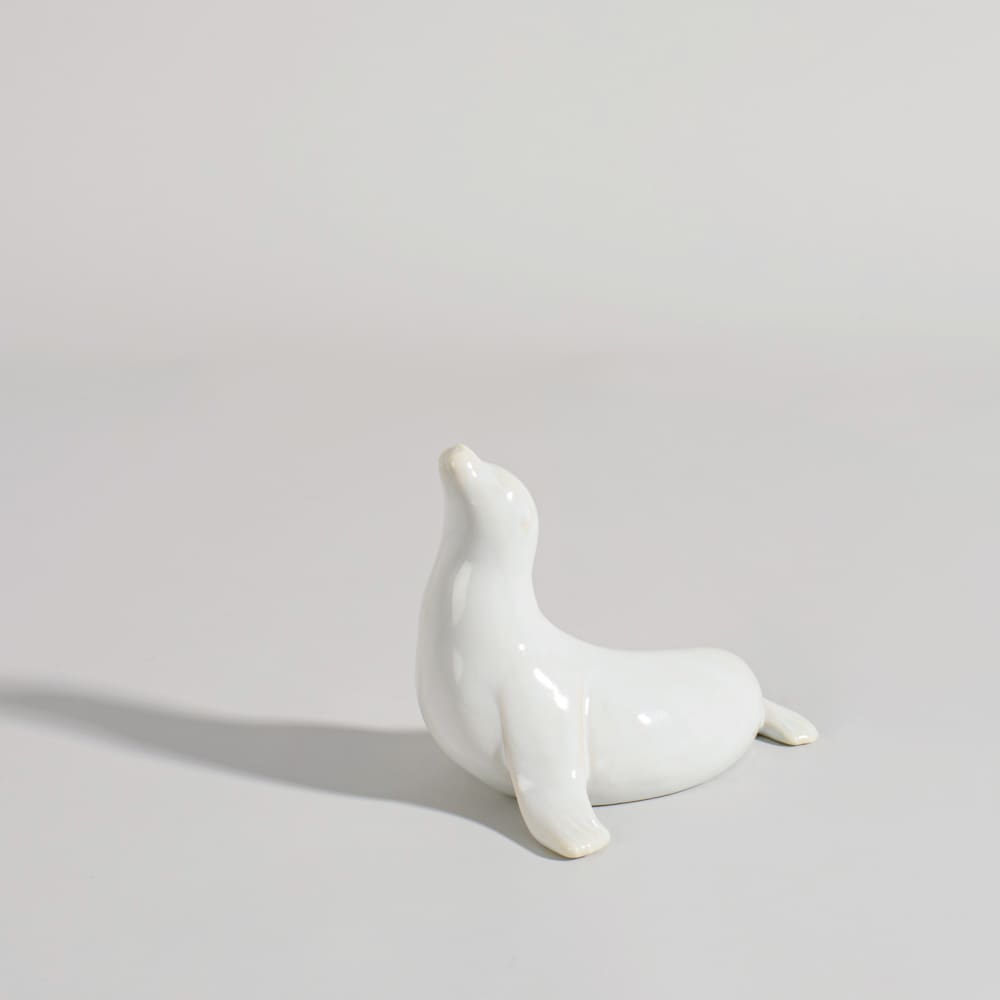 Weiße Porzellanfigur eines Seelöwen, H 12 cm Lily