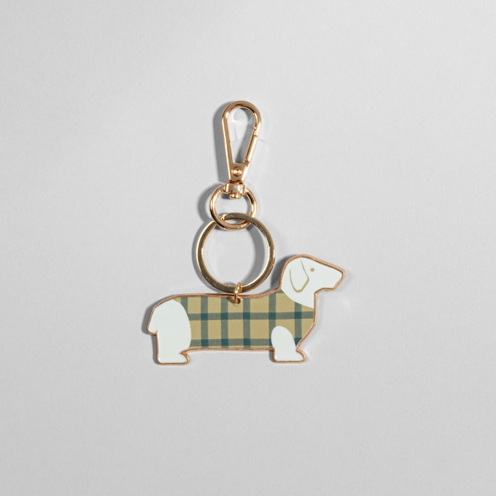 Porte-clés doré en forme de teckel, à motif tartan camel et vert