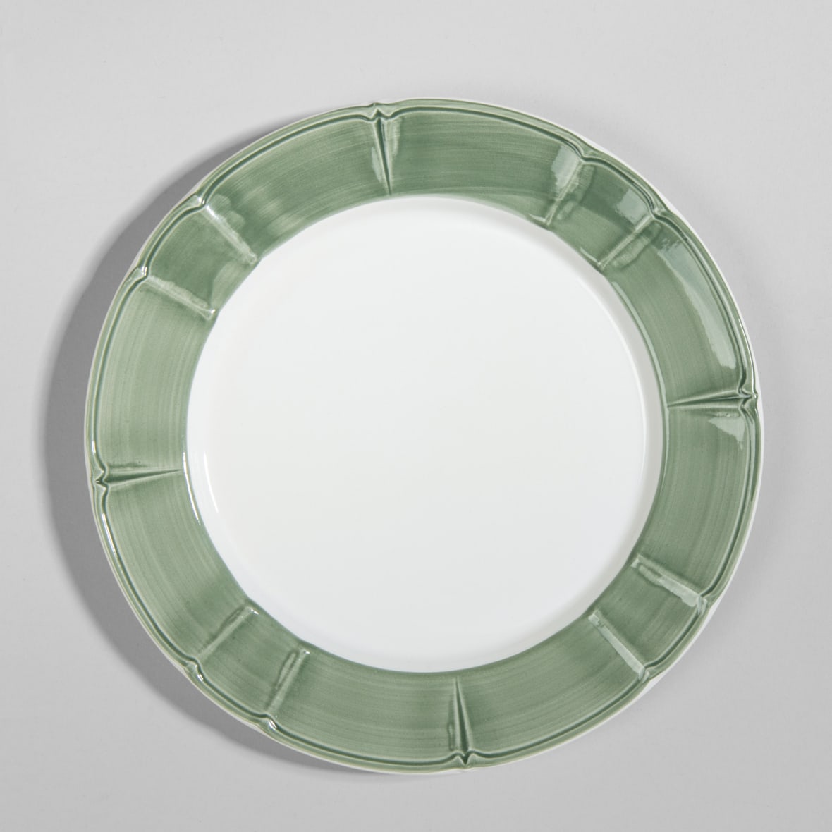 Assiette plate en faïence blanche et bord vert sauge, collection British Cottage Maisons du Monde