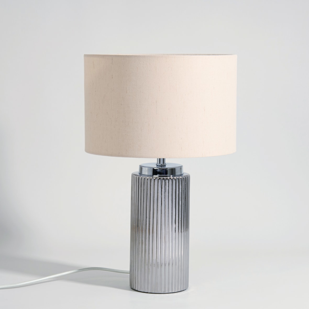 Lampe aus versilbertem Steinzeug mit cremefarbenem Lampenschirm Vigo