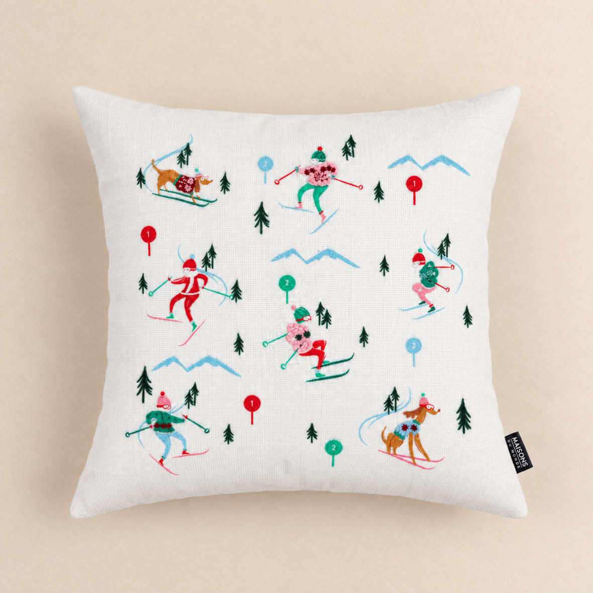 Housse de coussin en coton écru imprimé et broderies piste de ski multicolores, Maisons du Monde