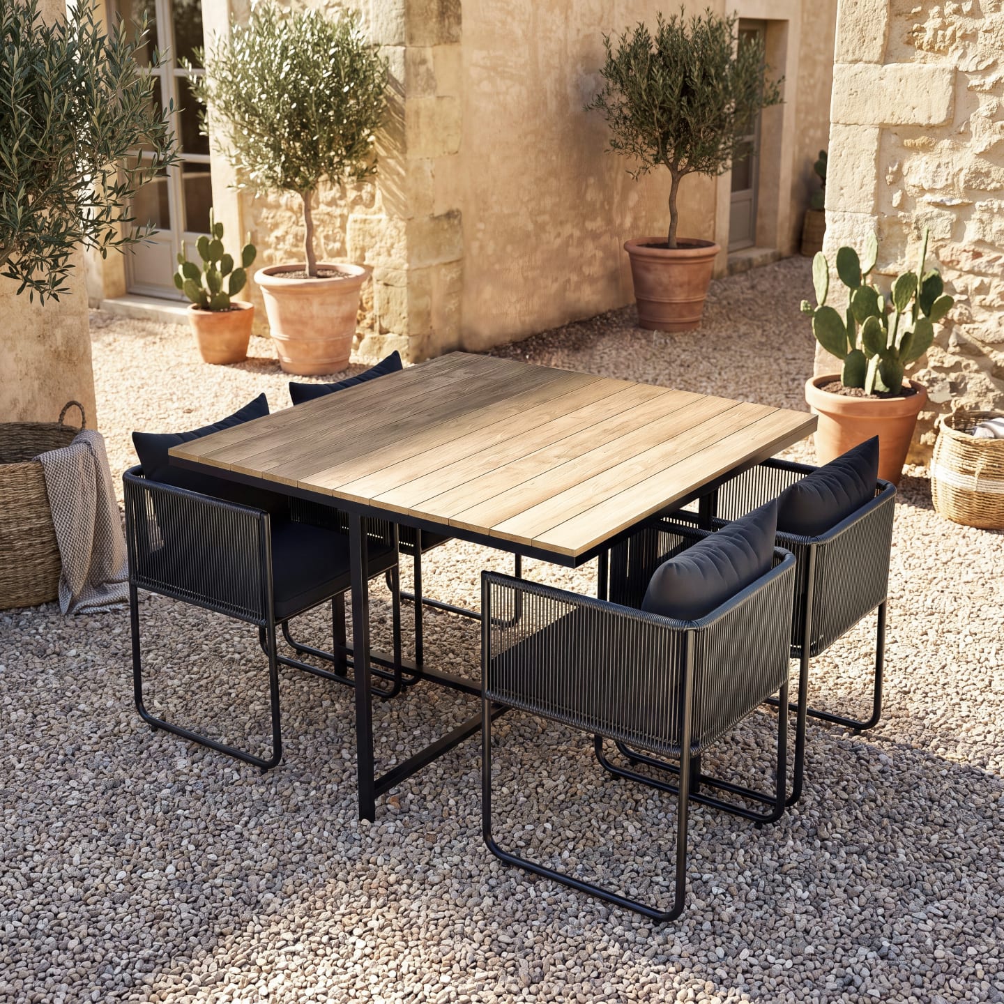 Gartentisch in Teakholzoptik und schwarze Sessel (Set) Swann